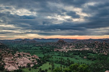 Sabah düz açılı dramatik gökyüzü ile kayalık dağ gündoğumu görüntüsü Matanga Hill Hampi Karnataka Hindistan 'da çekildi. Buradan manzara sakin ve nefes kesici..