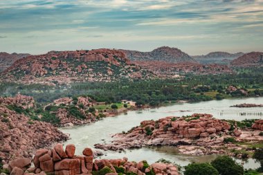 Sabah düz açılı dramatik gökyüzü ile kayalık dağ gündoğumu görüntüsü Matanga Hill Hampi Karnataka Hindistan 'da çekildi. Buradan manzara sakin ve nefes kesici..