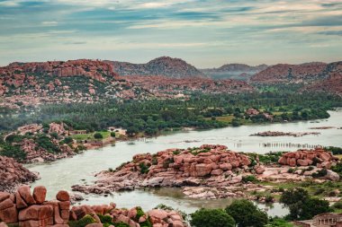 Sabah düz açılı dramatik gökyüzü ile kayalık dağ gündoğumu görüntüsü Matanga Hill Hampi Karnataka Hindistan 'da çekildi. Buradan manzara sakin ve nefes kesici..