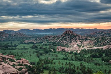 Sabah düz açılı dramatik gökyüzü ile dağ gündoğumu görüntüsü Matanga Hill Hampi Karnataka Hindistan 'da çekildi. Ramayana 'dan Aziz Matanga olarak tanımlandı. Buradan manzara nefes kesici..