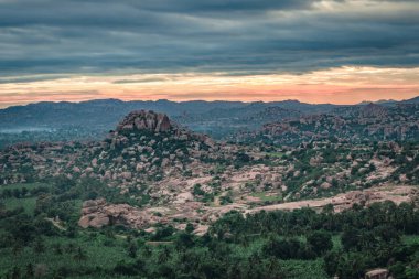 Sabah düz açılı dramatik gökyüzü ile dağ gündoğumu görüntüsü Matanga Hill Hampi Karnataka Hindistan 'da çekildi. Ramayana 'dan Aziz Matanga olarak tanımlandı. Buradan manzara nefes kesici..