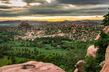 Sabah düz açılı dramatik gökyüzü ile dağ gündoğumu görüntüsü Matanga Hill Hampi Karnataka Hindistan 'da çekildi. Ramayana 'dan Aziz Matanga olarak tanımlandı. Buradan manzara nefes kesici..