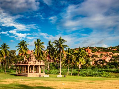 Hampi Karnataka Hindistan 'da çekilen parlak mavi gökyüzü düz açılı antik taş sanat kalıntıları. Hampi 'deki etkileyici mimariyi gösteriyor..