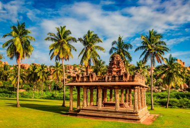 Hampi Karnataka Hindistan 'da çekilen parlak mavi gökyüzü düz açılı antik taş sanat kalıntıları. Hampi 'deki etkileyici mimariyi gösteriyor..