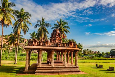 Hampi Karnataka Hindistan 'da çekilen parlak mavi gökyüzü düz açılı antik taş sanat kalıntıları. Hampi 'deki etkileyici mimariyi gösteriyor..