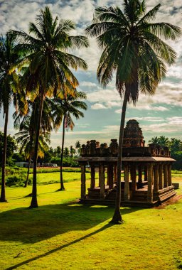 Hampi Karnataka Hindistan 'da çekilen parlak gökyüzü düz açılı antik taş sanat kalıntıları. Hampi 'deki etkileyici mimariyi gösteriyor..