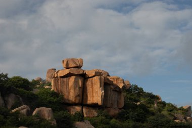 Hampi harabelerindeki devasa taşlar piramidi antik şehir görüntüsü Hampi Karnataka Hindistan 'dan alınmıştır..