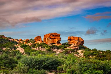 Hampi harabelerindeki devasa taşlar piramidi antik şehir görüntüsü Hampi Karnataka Hindistan 'dan alınmıştır..