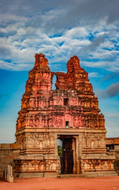 Hampi Harabeleri 'nde muhteşem mavi gökyüzü olan Vithala Tapınağı antik taş giriş kapısı Hampi Karnataka Hindistan' da çekildi. Hampi 'deki en etkileyici ve en görkemli mimari..