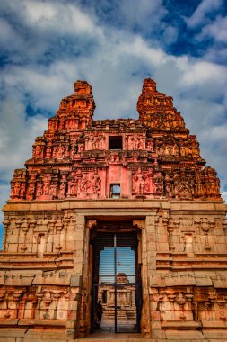 Hampi Harabeleri 'nde muhteşem mavi gökyüzü olan Vithala Tapınağı antik taş giriş kapısı Hampi Karnataka Hindistan' da çekildi. Hampi 'deki en etkileyici ve en görkemli mimari..