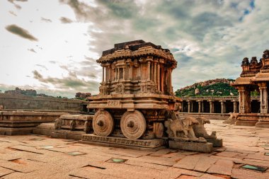 Hampi Stone Savaş Arabası eşsiz gökyüzü görüntüsü olan antik taş sanat eseri Hampi Karnataka Hindistan 'da çekildi. Hampi 'deki en etkileyici ve en görkemli mimari..