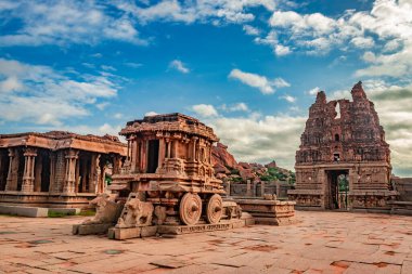 Hampi Stone Savaş Arabası eşsiz mavi gökyüzü görüntüsü olan antik taş sanat eseri Hampi Karnataka Hindistan 'da çekildi. Hampi 'deki en etkileyici ve en görkemli mimari..