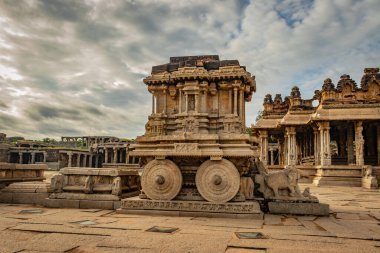 Hampi Stone Savaş Arabası eşsiz gökyüzü görüntüsü olan antik taş sanat eseri Hampi Karnataka Hindistan 'da çekildi. Hampi 'deki en etkileyici ve en görkemli mimari..