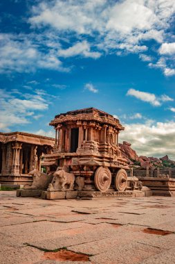 Hampi Stone Savaş Arabası eşsiz mavi gökyüzü görüntüsü olan antik taş sanat eseri Hampi Karnataka Hindistan 'da çekildi. Hampi 'deki en etkileyici ve en görkemli mimari..