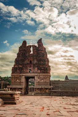 Vithala tapınağı hampi antik taş sanat harap benzersiz açı görüntü hampi karnataka Hindistan 'da çekilmiştir. Hampi 'deki en etkileyici yapı, zengin mimarinin gerçekten muhteşem bir örneği..