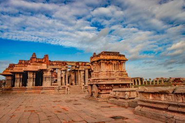 Hampi Stone Savaş Arabası eşsiz mavi gökyüzü görüntüsü olan antik taş sanat eseri Hampi Karnataka Hindistan 'da çekildi. Hampi 'deki en etkileyici ve en görkemli mimari..