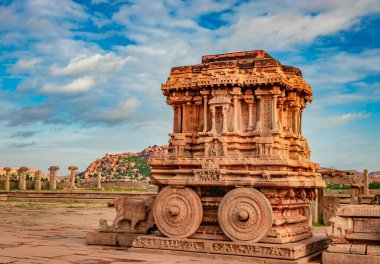 Hampi Stone Savaş Arabası eşsiz mavi gökyüzü görüntüsü olan antik taş sanat eseri Hampi Karnataka Hindistan 'da çekildi. Hampi 'deki en etkileyici ve en görkemli mimari..