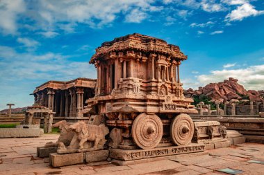 Hampi Stone Savaş Arabası eşsiz mavi gökyüzü görüntüsü olan antik taş sanat eseri Hampi Karnataka Hindistan 'da çekildi. Hampi 'deki en etkileyici ve en görkemli mimari..