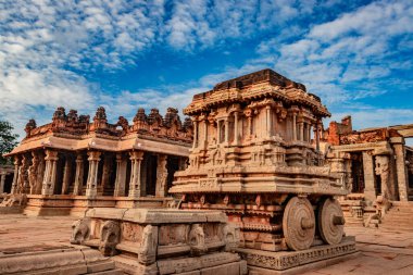 Hampi Stone Savaş Arabası eşsiz mavi gökyüzü görüntüsü olan antik taş sanat eseri Hampi Karnataka Hindistan 'da çekildi. Hampi 'deki en etkileyici ve en görkemli mimari..