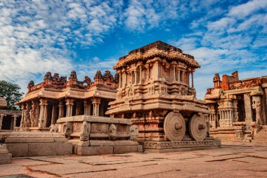 Hampi Stone Savaş Arabası eşsiz mavi gökyüzü görüntüsü olan antik taş sanat eseri Hampi Karnataka Hindistan 'da çekildi. Hampi 'deki en etkileyici ve en görkemli mimari..