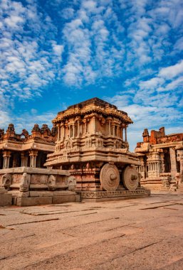 Hampi Stone Savaş Arabası eşsiz mavi gökyüzü görüntüsü olan antik taş sanat eseri Hampi Karnataka Hindistan 'da çekildi. Hampi 'deki en etkileyici ve en görkemli mimari..