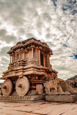 Hampi Stone Savaş Arabası eşsiz gökyüzü görüntüsü olan antik taş sanat eseri Hampi Karnataka Hindistan 'da çekildi. Hampi 'deki en etkileyici ve en görkemli mimari..