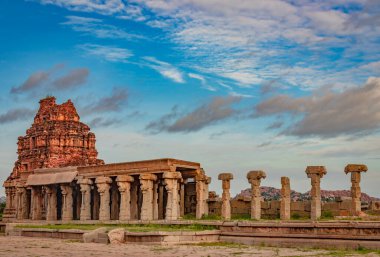 Vithala tapınağı hampi antik taş sanat harap benzersiz açı görüntü hampi karnataka Hindistan 'da çekilmiştir. Hampi 'deki en etkileyici yapı, zengin mimarinin gerçekten muhteşem bir örneği..