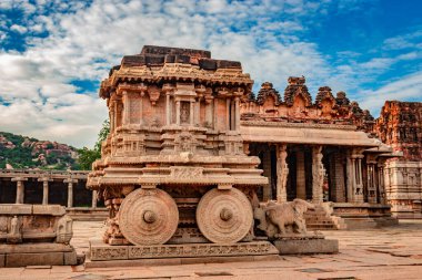 Hampi Stone Savaş Arabası eşsiz mavi gökyüzü görüntüsü olan antik taş sanat eseri Hampi Karnataka Hindistan 'da çekildi. Hampi 'deki en etkileyici ve en görkemli mimari..