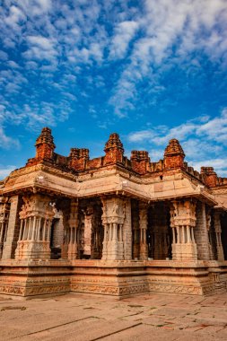 Vithala tapınağı hampi antik taş sanat harap benzersiz açı görüntü hampi karnataka Hindistan 'da çekilmiştir. Hampi 'deki en etkileyici yapı, zengin mimarinin gerçekten muhteşem bir örneği..