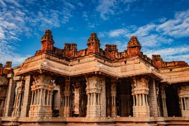 Vithala tapınağı hampi antik taş sanat harap benzersiz açı görüntü hampi karnataka Hindistan 'da çekilmiştir. Hampi 'deki en etkileyici yapı, zengin mimarinin gerçekten muhteşem bir örneği..