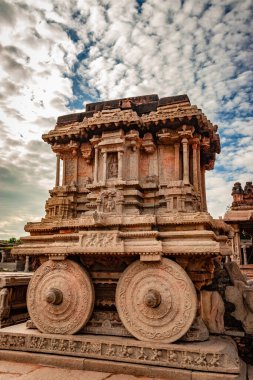 Hampi Stone Savaş Arabası eşsiz mavi gökyüzü görüntüsü olan antik taş sanat eseri Hampi Karnataka Hindistan 'da çekildi. Hampi 'deki en etkileyici ve en görkemli mimari..