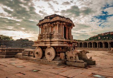 Hampi Stone Savaş Arabası eşsiz gökyüzü görüntüsü olan antik taş sanat eseri Hampi Karnataka Hindistan 'da çekildi. Hampi 'deki en etkileyici ve en görkemli mimari..