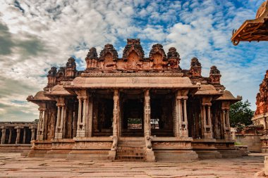 Vithala tapınağı hampi antik taş sanat harap benzersiz açı görüntü hampi karnataka Hindistan 'da çekilmiştir. Hampi 'deki en etkileyici yapı, zengin mimarinin gerçekten muhteşem bir örneği..