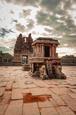 Vithala tapınağı hampi antik taş sanat harap benzersiz açı görüntü hampi karnataka Hindistan 'da çekilmiştir. Hampi 'deki en etkileyici yapı, zengin mimarinin gerçekten muhteşem bir örneği..