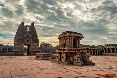 Vithala tapınağı hampi antik taş sanat harap benzersiz açı görüntü hampi karnataka Hindistan 'da çekilmiştir. Hampi 'deki en etkileyici yapı, zengin mimarinin gerçekten muhteşem bir örneği..