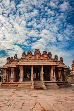 Vithala tapınağı hampi antik taş sanat harap benzersiz açı görüntü hampi karnataka Hindistan 'da çekilmiştir. Hampi 'deki en etkileyici yapı, zengin mimarinin gerçekten muhteşem bir örneği..