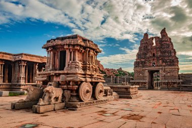 Hampi Stone Savaş Arabası eşsiz mavi gökyüzü görüntüsü olan antik taş sanat eseri Hampi Karnataka Hindistan 'da çekildi. Hampi 'deki en etkileyici ve en görkemli mimari..