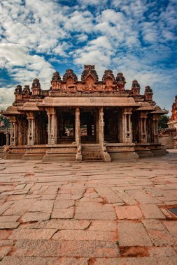 Vithala tapınağı hampi antik taş sanat harap benzersiz açı görüntü hampi karnataka Hindistan 'da çekilmiştir. Hampi 'deki en etkileyici yapı, zengin mimarinin gerçekten muhteşem bir örneği..