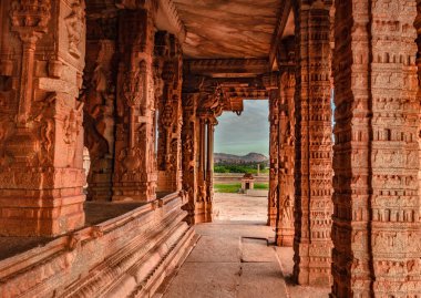 Vithala Tapınağı iç hampi antik taş sanat harap benzersiz açı görüntü hampi karnataka Hindistan 'da çekilmiştir. Hampi 'deki en etkileyici yapı zengin mimarinin muhteşem bir örneğidir..