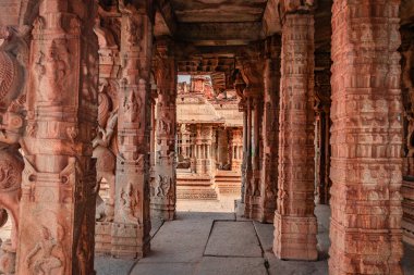 Vithala Tapınağı iç hampi antik taş sanat harap benzersiz açı görüntü hampi karnataka Hindistan 'da çekilmiştir. Hampi 'deki en etkileyici yapı zengin mimarinin muhteşem bir örneğidir..