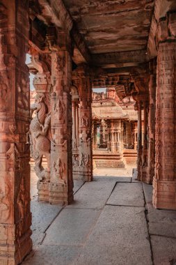 Vithala Tapınağı iç hampi antik taş sanat harap benzersiz açı görüntü hampi karnataka Hindistan 'da çekilmiştir. Hampi 'deki en etkileyici yapı zengin mimarinin muhteşem bir örneğidir..