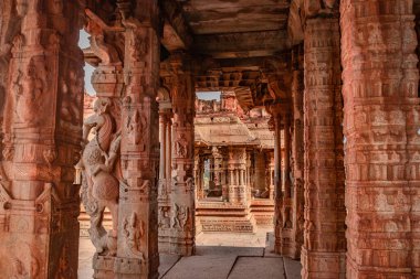 Vithala Tapınağı iç hampi antik taş sanat harap benzersiz açı görüntü hampi karnataka Hindistan 'da çekilmiştir. Hampi 'deki en etkileyici yapı zengin mimarinin muhteşem bir örneğidir..