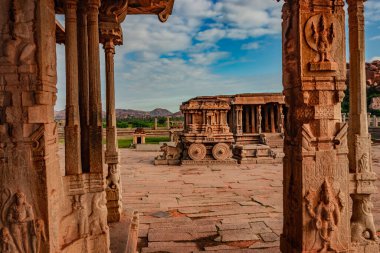 Hampi Stone Savaş Arabası eşsiz mavi gökyüzü görüntüsü olan antik taş sanat eseri Hampi Karnataka Hindistan 'da çekildi. Hampi 'deki en etkileyici ve en görkemli mimari..