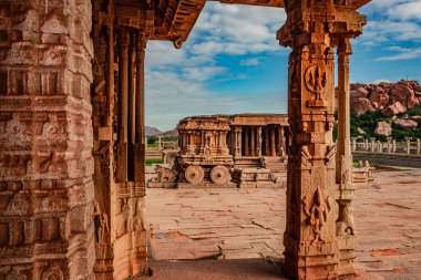 Vithala Tapınağı iç hampi antik taş sanat harap benzersiz açı görüntü hampi karnataka Hindistan 'da çekilmiştir. Hampi 'deki en etkileyici yapı zengin mimarinin muhteşem bir örneğidir..