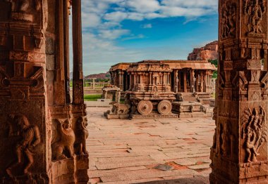Hampi Stone Savaş Arabası eşsiz mavi gökyüzü görüntüsü olan antik taş sanat eseri Hampi Karnataka Hindistan 'da çekildi. Hampi 'deki en etkileyici ve en görkemli mimari..