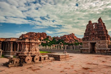 Vithala tapınağı hampi antik taş sanat harap benzersiz açı görüntü hampi karnataka Hindistan 'da çekilmiştir. Hampi 'deki en etkileyici yapı, zengin mimarinin gerçekten muhteşem bir örneği..