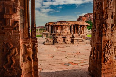 Vithala tapınağı hampi antik taş sanat harap benzersiz açı görüntü hampi karnataka Hindistan 'da çekilmiştir. Hampi 'deki en etkileyici yapı, zengin mimarinin gerçekten muhteşem bir örneği..