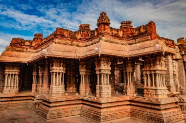 Vithala tapınağı hampi antik taş sanat harap benzersiz açı görüntü hampi karnataka Hindistan 'da çekilmiştir. Hampi 'deki en etkileyici yapı, zengin mimarinin gerçekten muhteşem bir örneği..