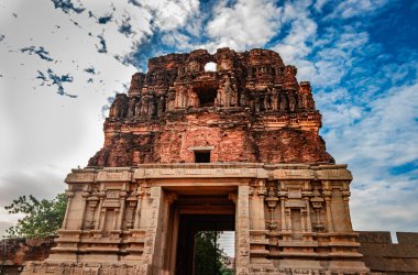 Vithala tapınağı hampi antik taş sanat harap benzersiz açı görüntü hampi karnataka Hindistan 'da çekilmiştir. Hampi 'deki en etkileyici yapı, zengin mimarinin gerçekten muhteşem bir örneği..
