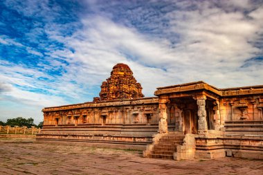 Vithala tapınağı hampi antik taş sanat harap benzersiz açı görüntü hampi karnataka Hindistan 'da çekilmiştir. Hampi 'deki en etkileyici yapı, zengin mimarinin gerçekten muhteşem bir örneği..
